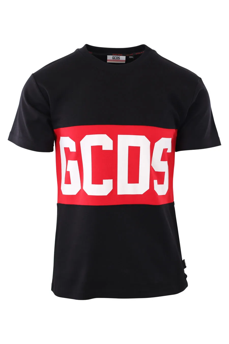 Camiseta negra con logo en banda rojo