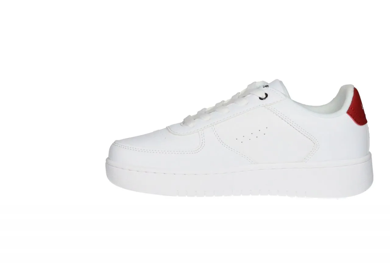 Sneaker blanco con detalle de talón rojo